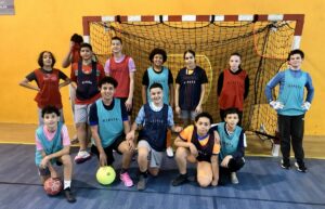 Des membres du Club Jeunes prennent la pose devant les buts lors d'un tournoi de futsal.