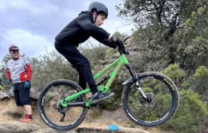 Un adolescent du Club Jeunes lors d'une sortie VTT.