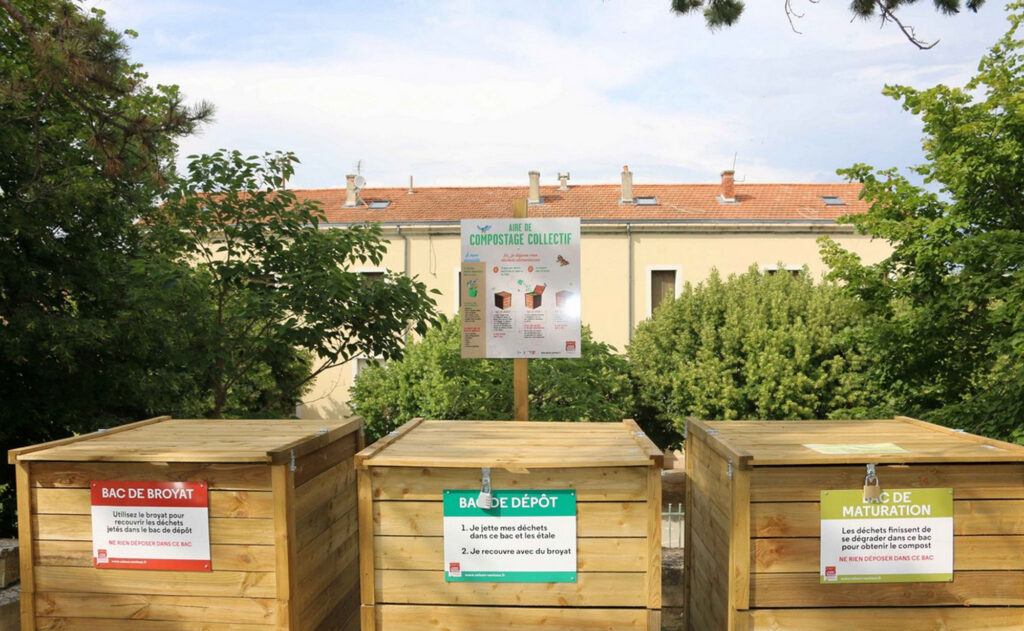 3 bacs sur une aire de compostage collectif en Vaison Ventoux.