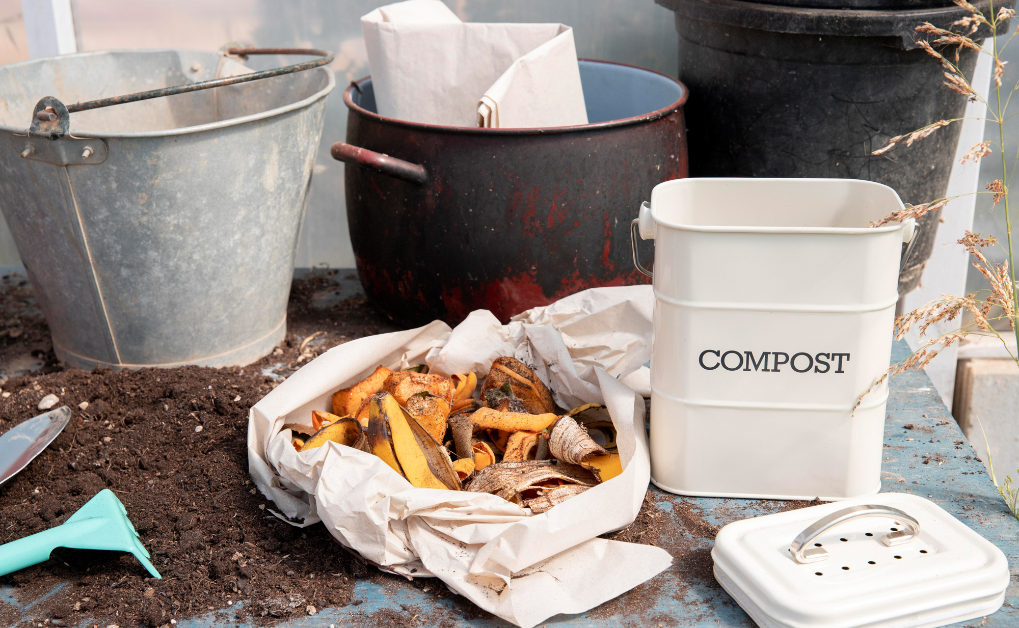 Bio-seau et déchets de compost dans une cuisine.