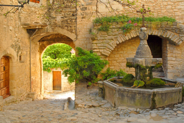 Place de la fontaine, vieux village de Crestet.