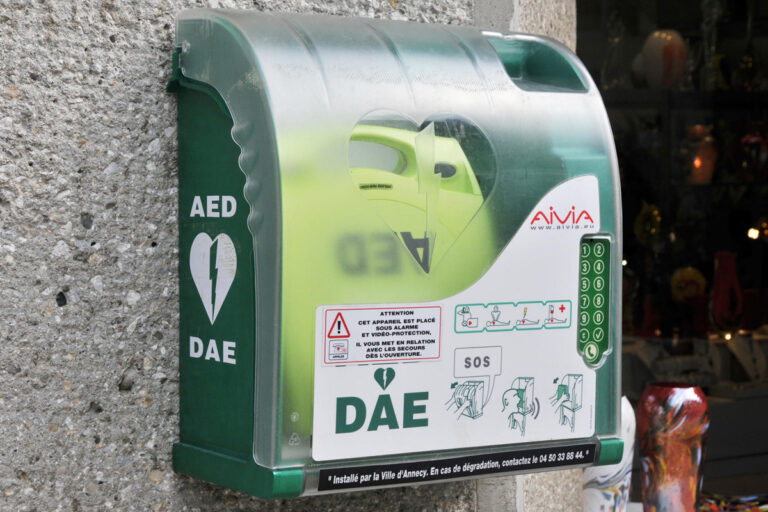 Photo d'un défibrillateur installé contre un mur.