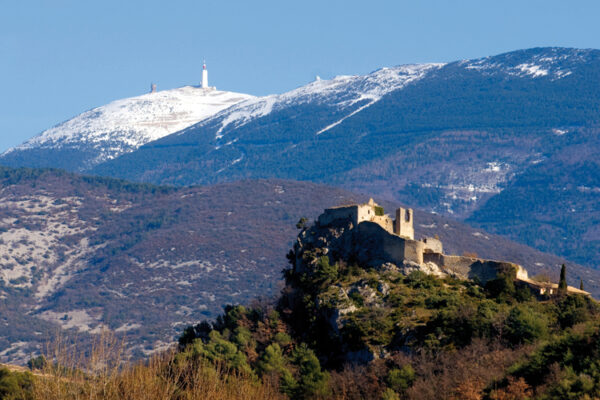 Château d'Entrechaux au premier plan et Ventoux en arrière-plan.