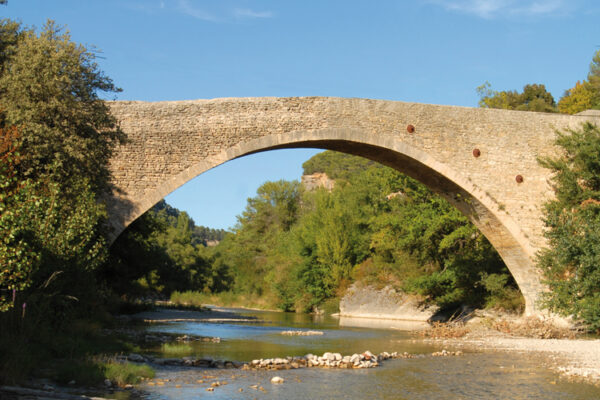 Le pont d'Entrechaux vu de la rivière.