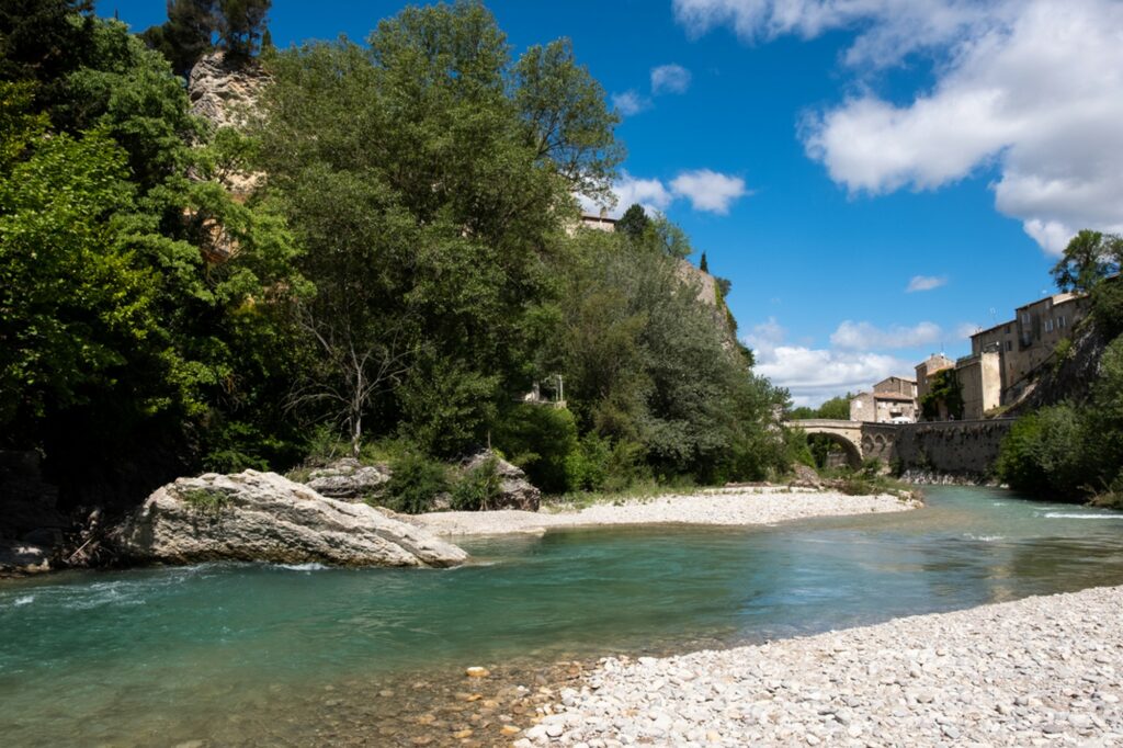 Photo de la rivière Ouvèze en aval du pont romain de Vaison-la-Romaine.