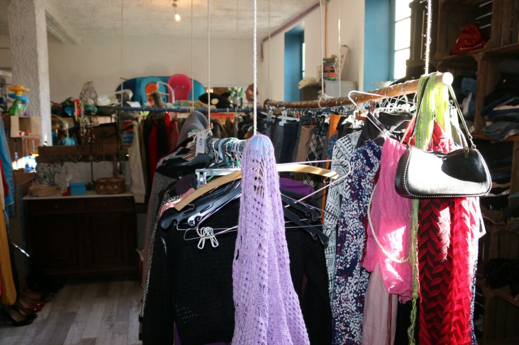 Des vêtements sont exposés dans la salle des ventes de la ressourcerie Vaison Ventoux à Vaison-la-Romaine.