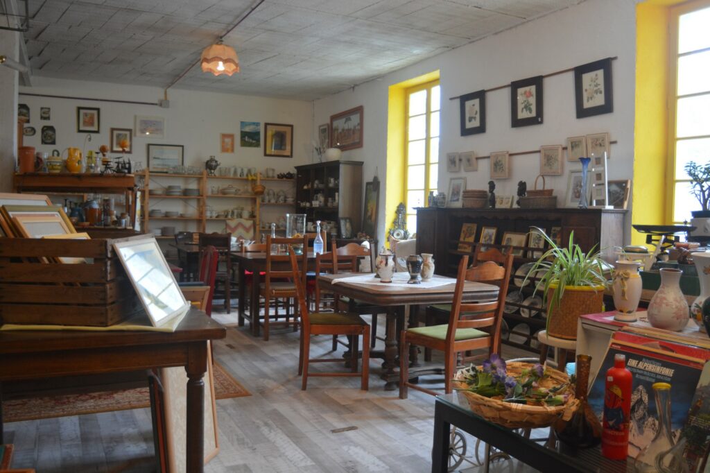 Des meubles sont exposés dans la salle des ventes de la ressourcerie Vaison Ventoux à Vaison-la-Romaine.