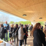 Apéritif lors de l'inauguration de la micro-crèche de Rasteau, côté jardin.