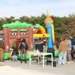 Château gonflable à l'inauguration de la micro-crèche intercommunale de Rasteau.