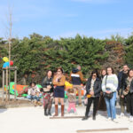 Des familles venues à l'inauguration de la micro-crèche intercommunale écoutent les discours.