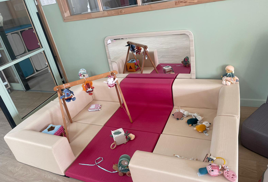 Jeux pour enfants à l'intérieur de la micro-crèche de Rasteau.