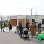 Apéritif de l'inauguration de la micro-crèche intercommunale de Rasteau, côté jardin.