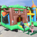 Des enfants s'amusent sur un château gonflable à l'occasion de l'inauguration de la micro-crèche intercommunale de Rasteau.