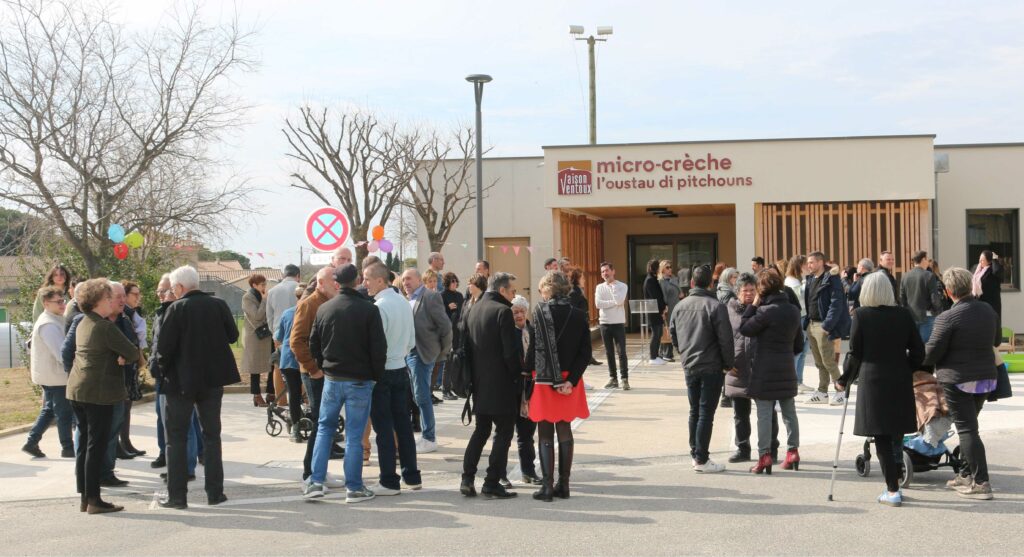 Public rassemblé devant la micro-crèche intercommunale de Rasteau à l'occasion de l'inauguration le 8 mars 2025.