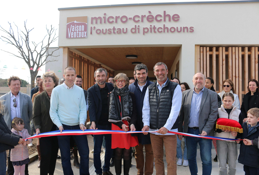 Rassemblement des officiels qui coupent le ruban tricolore pour l'inauguration de la micro-crèche intercommunale de Rasteau.